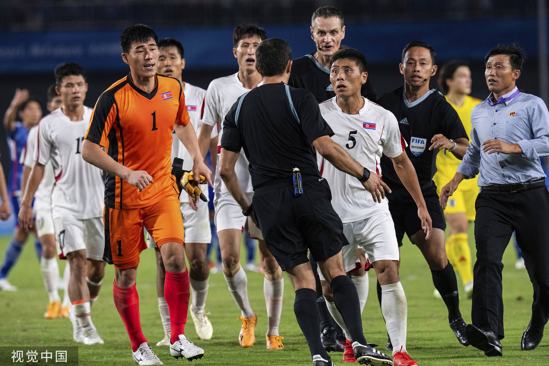 专家推荐　【东方球圣】足球7连红 奉上下午澳超：悉尼FC vs 西部联【红单策略】足球18中15 带来下午澳超：墨尔本城 VS 墨尔本胜利【盘算足红】足球17中13 带来晚间意甲：弗洛西诺尼 VS 尤文图斯今日热点赛事今日下午，悉尼FC vs 西部联，晚间欧洲顶级联赛火热进行，17中13专家东方球圣等人带来赛事解析。